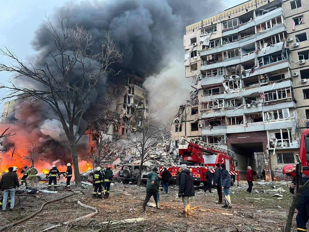 В Днепре ракета попала в жилой дом: рухнул подъезд, десятки раненых