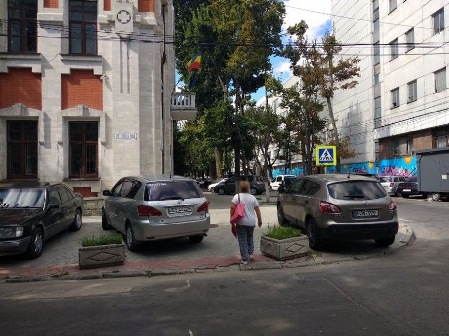 В петициях он просит снять указатели, на нескольких улицах, которые указывают на ”регулярную парковку".