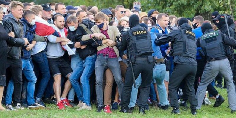 В Минске начались задержания перед акцией протеста.