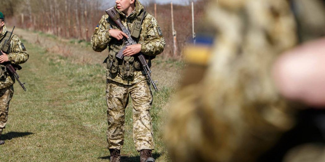 Украинским пограничникам разрешили применять оружие и боевую технику.