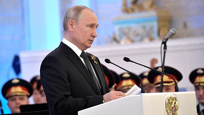 Президент России назвал священным долгом защищать подлинных героев ВОВ.