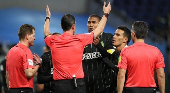 Primul penalty acordat în competiţiile FIFA după arbitrajul video. 