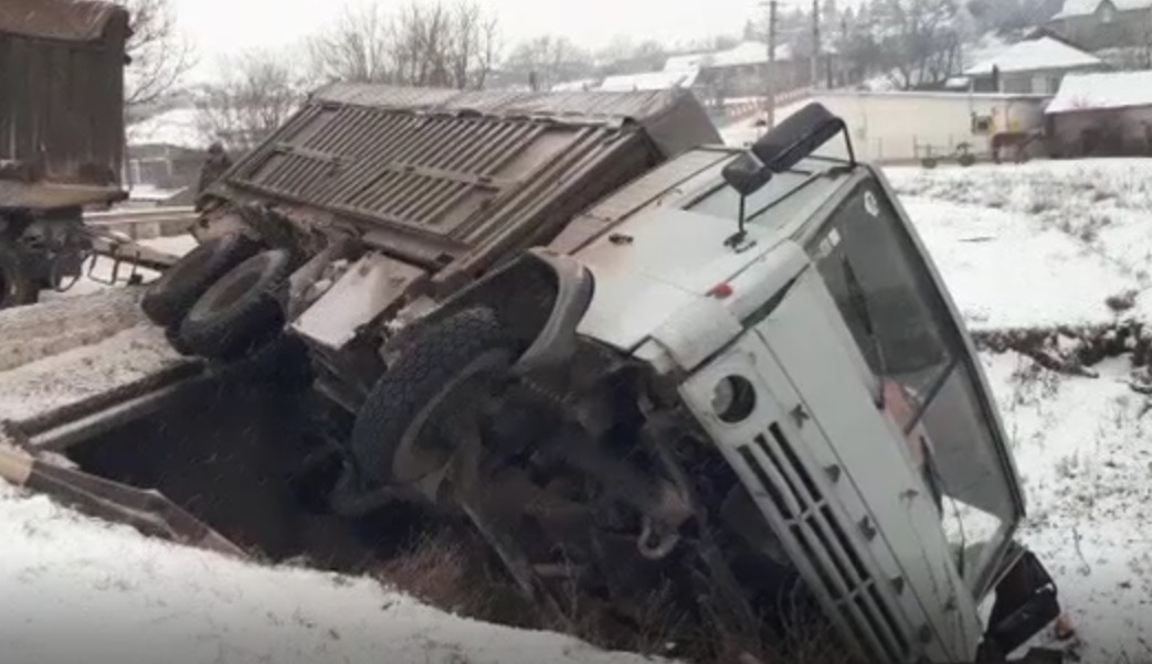 S-a răsturnat cu camionul în șanț. Explicația șoferului