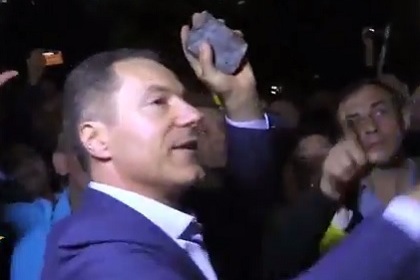 Рудьковский приехал к зданию российского диппредставительства, чтобы поддержать протестующих. Фото: Скриншот с видео