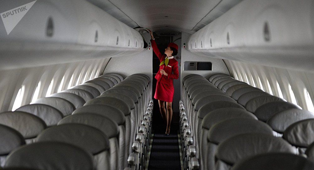 O stewardesă a căzut din avion în timpul decolării