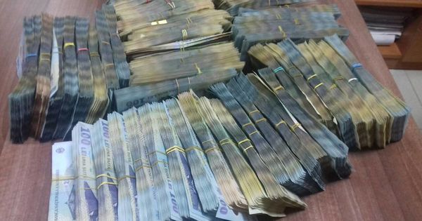 Двое граждан РМ пытались вывезти контрабандой 400 000 румынских леев.