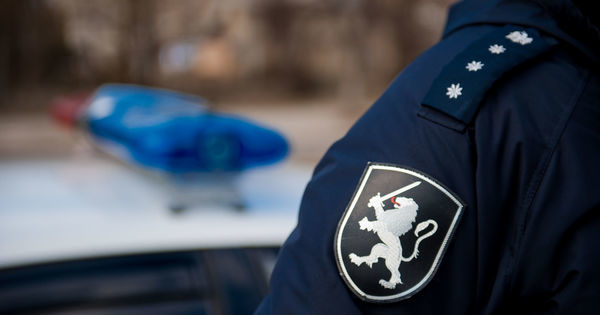 Воры украли удостоверения у двух столичных полицейских.