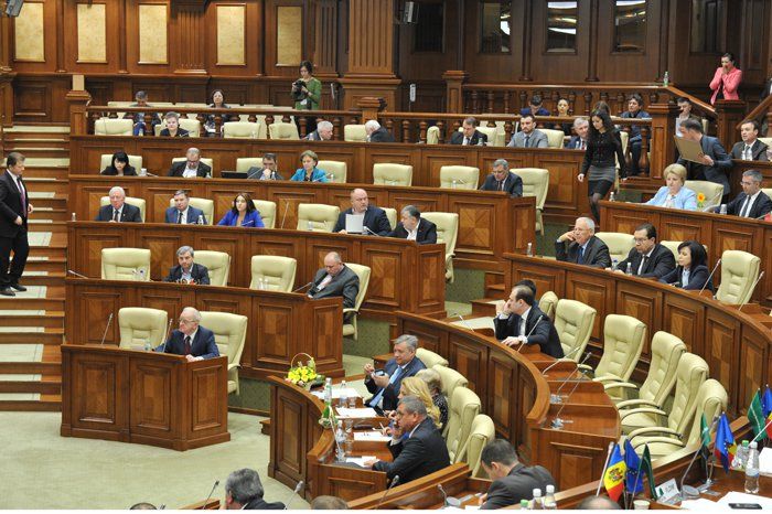 Парламент утвердил отставку двух депутатов.