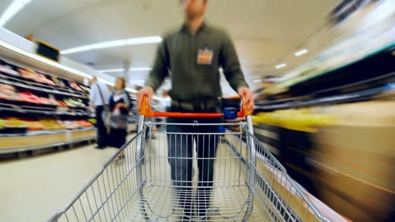 UE dorește să introducă noi legi care să protejeze fermierii în competiția cu marii retaileri. 