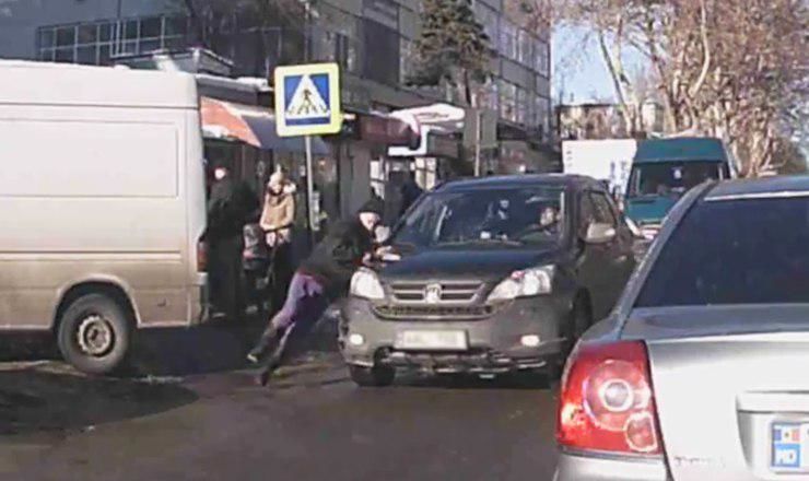 В Кишиневе на пешеходном переходе сбили женщину.