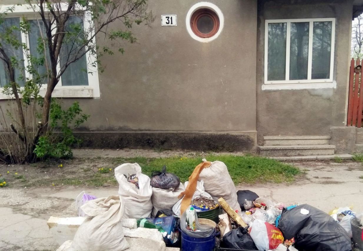 В Бельцах мусор под заборами в частном секторе стал камнем преткновения.