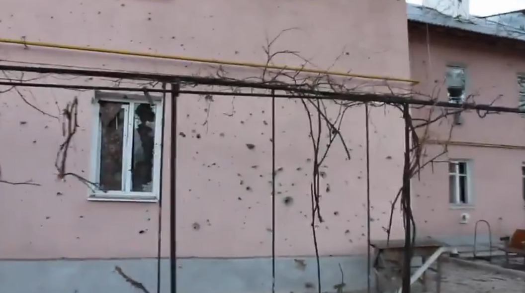 На видео сняты последствия обстрела школы и футбольного поля украинскими военными.