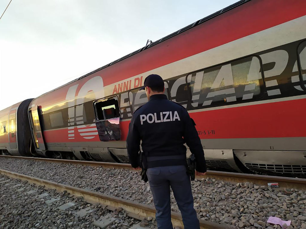 В результате аварии погибли два машиниста поезда, пострадал 31 человек.