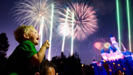 Cel puţin zece moldoveni ajung anual la Spitalul de Urgenţă, cu arsuri şi fracturi provocate de artificii. Foto: disney.go.com