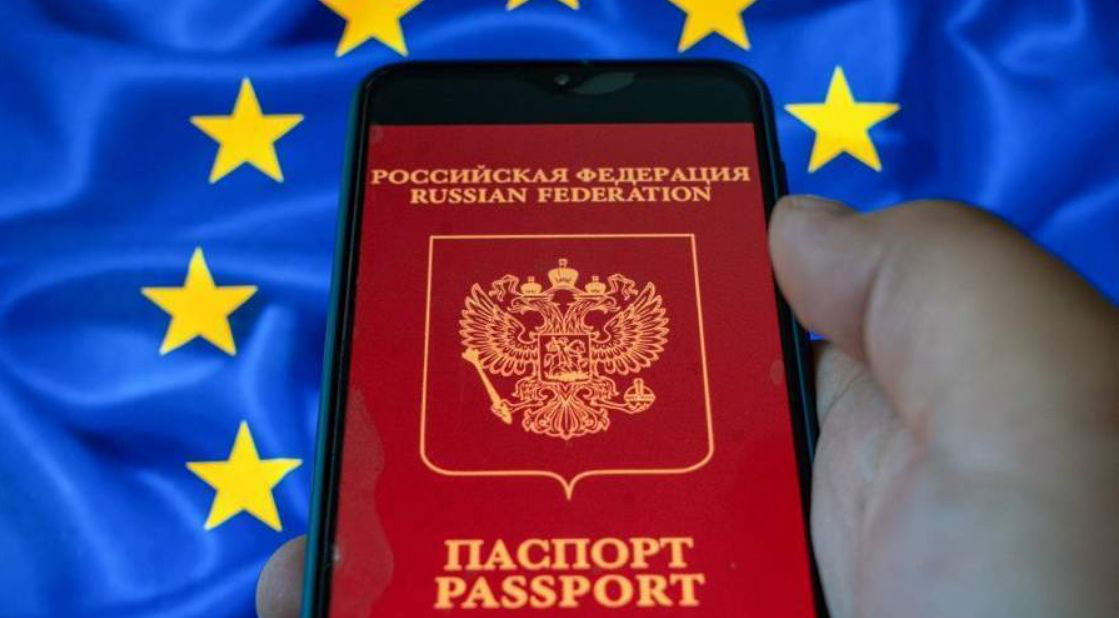 Еврокомиссия рекомендовала странам ЕС пересмотреть уже выданные россиянам визы.