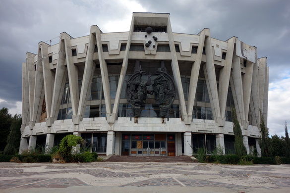 Basorelieful, cu strălucirea ștearsă a devenit paznicul circului. Foto: atlasobscura.com 