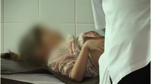 Un băiat de 8 ani a ajuns în comă alcoolică, după ce a băut ţuică. 