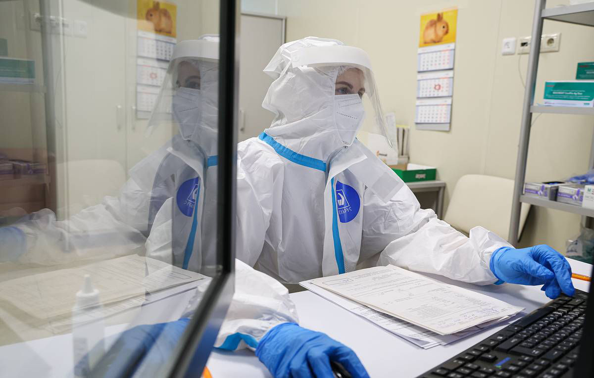 ВОЗ сообщила о снижении смертности из-за коронавируса в мире на 46% за четыре недели.