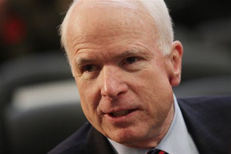 Американский сенатор Джон Маккейн в эфире телеканала Fox News назвал пресс секретаря Белого дома Джоша Эрнеста «идиотом».