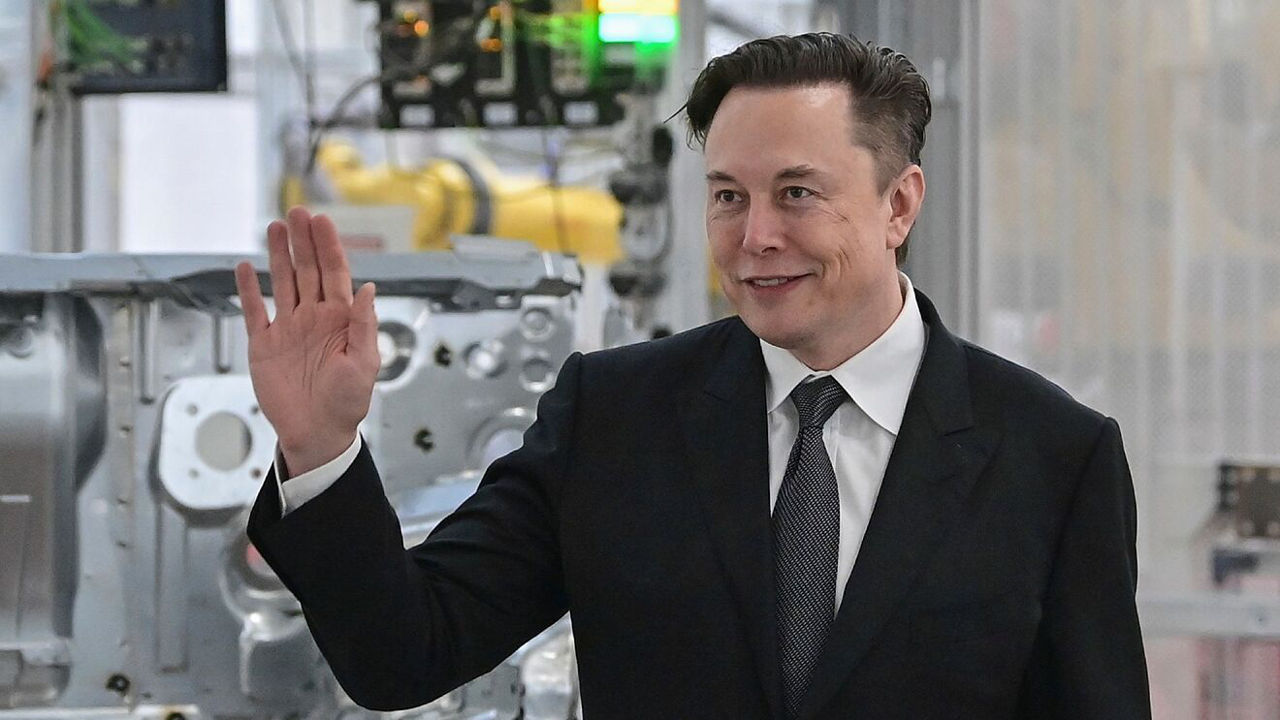 Tesla планирует выпустить робофургон-конструктор для грузов и пассажиров.