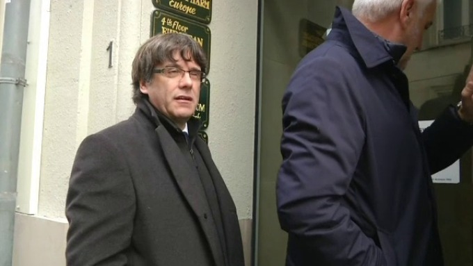 Carles Puigdemont aşteaptă mandatul de arestare la Bruxelles.