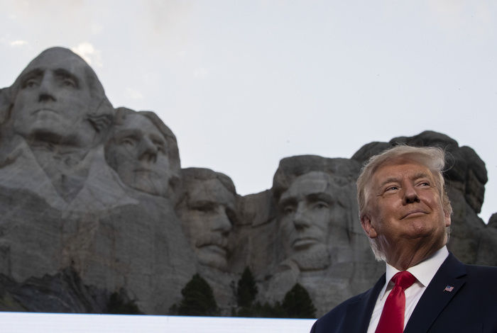Трамп опроверг намерение добавить себя на барельеф на горе Рашмор.