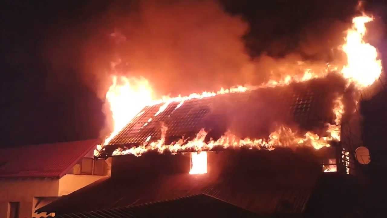 O casă a fost cuprinsă de flăcări, după ce un bărbat şi-a incendiat locuinţa intenţionat. Foto: publika.md