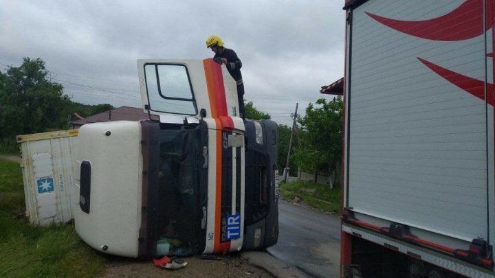 В Каушанском районе на опасном повороте опрокинулась фура, водитель не пострадал.