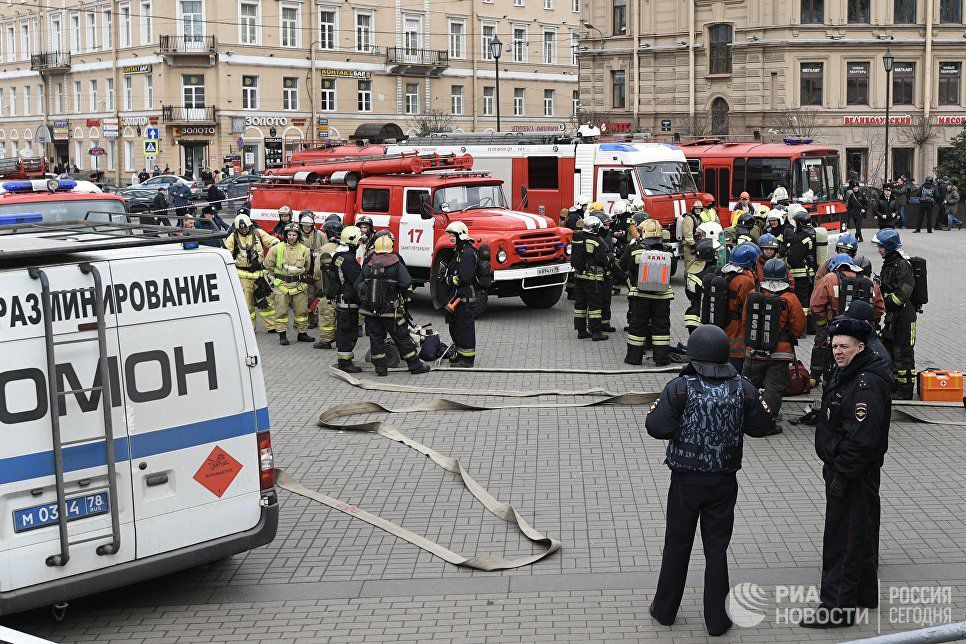 Один из пострадавших при взрыве в петербургском метро в ночь на среду скончался в больнице.