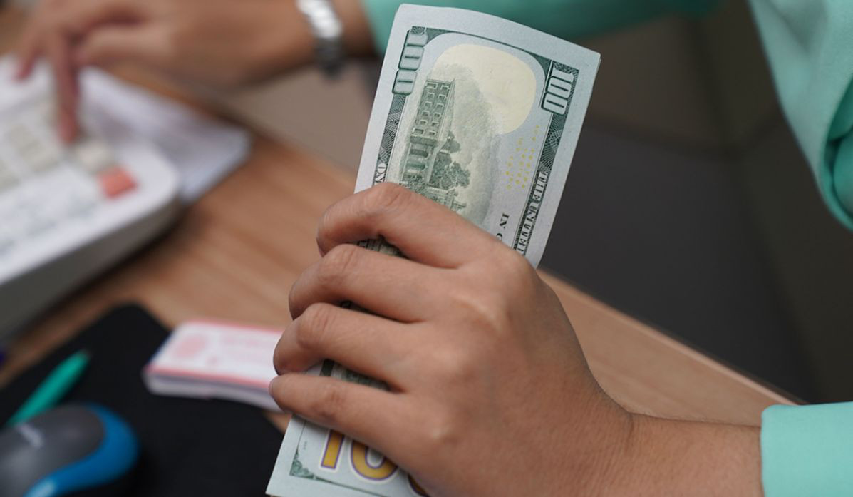 Центробанк России ограничил валютные переводы за рубеж до $5000 в месяц.