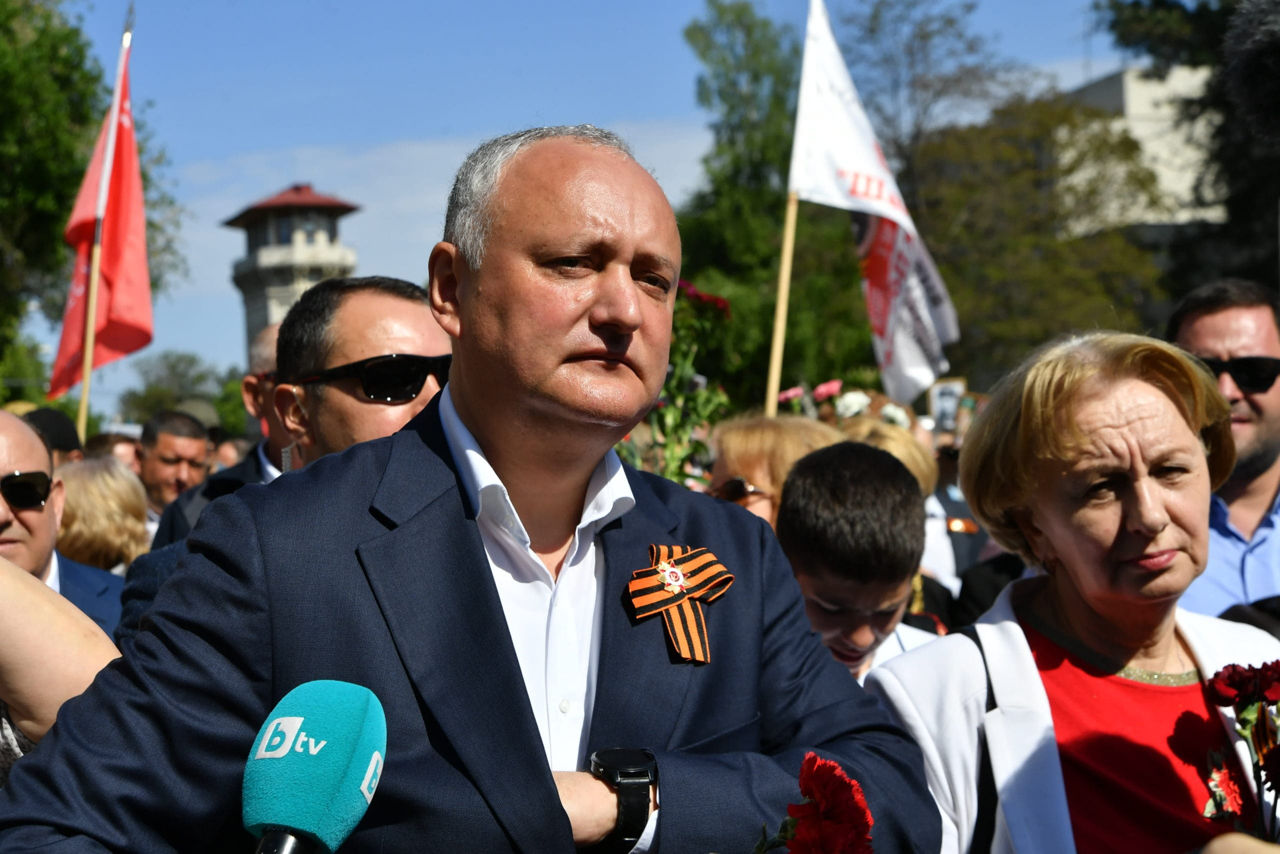 Додон получил повестку: за георгиевскую ленту грозит штраф 9000 леев.
