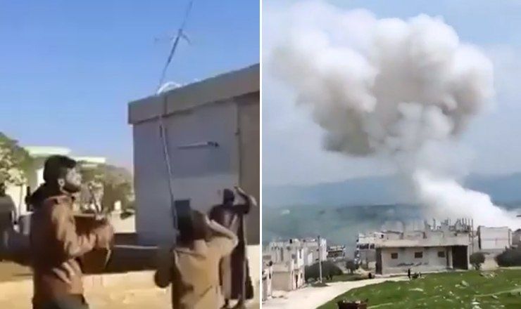 На коротком видео виден столб дыма, поднимающийся над домами.