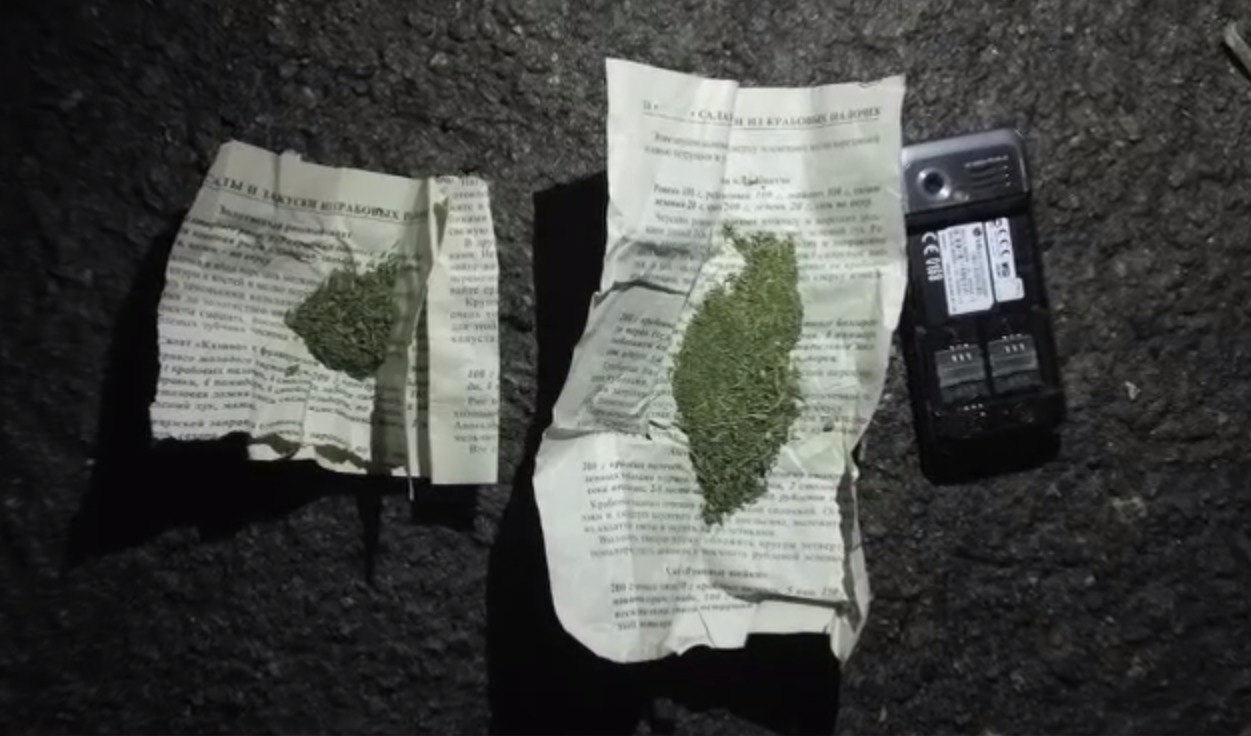 Colet care nu zboară. Reţinut cu droguri, lângă gardul închisorii. Foto: captură video