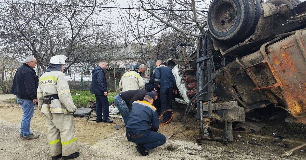 Un camion de gunoi, încărcat cu butelii de gaz, s-a izbit de un stâlp la Dubăsari.