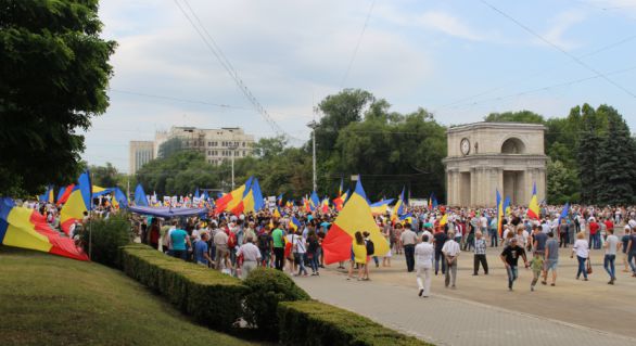 Две тысячи унионистов отправились в марш по трассе Страшены-Калараш-Унгены. Фото: independent.md