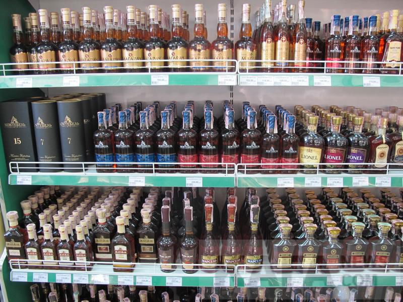 Роскачество начало проверку коньяка, продающегося в российских магазинах. 