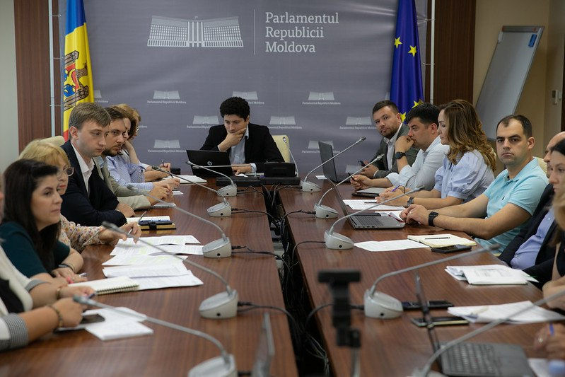 Парламент провел консультации по налоговой политике.