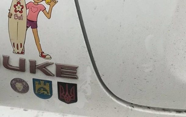 В Польше завели дело из-за наклейки с трезубцем на авто украинца.