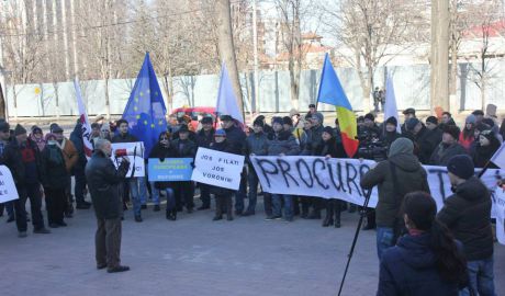 Un grup de cetăţeni se vor aduna astăzi în faţa Parlamentului pentru a protesta faţă de învestirea unui guvern antieuropean.