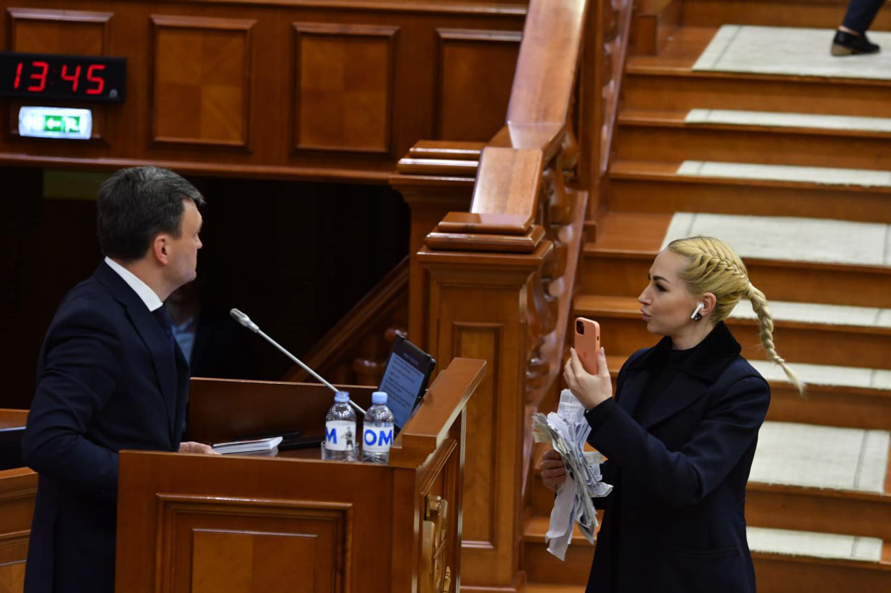Марина Таубер принесла Речану счета граждан.