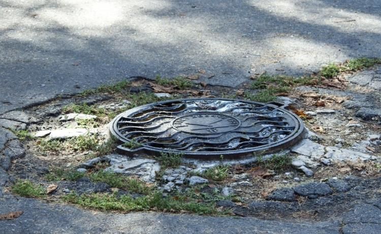 Prejudiciu de 5 milioane provocat de hoții capacelor de canalizare