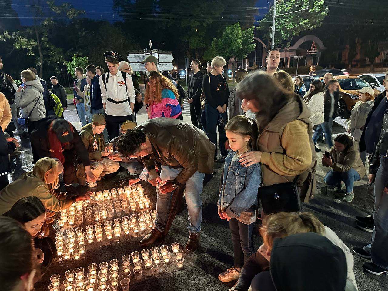 В Кишиневе зажгли 1418 свечей в память о каждом дне Великой Отечественной войны.