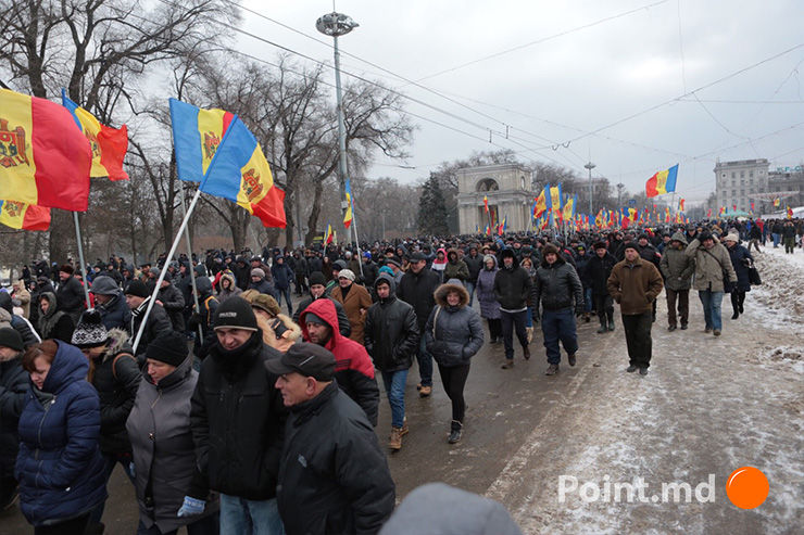 Протестующие скандируют: «Плахотнюк, не забывай, твой дом – тюрьма!».
