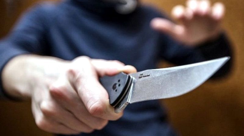 В ходе конфликта первый схватил нож и ударил им второго в спину.