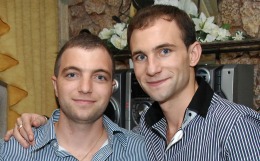 Interpretul de muzică populară Ion Paladi are doi frați mai mici.