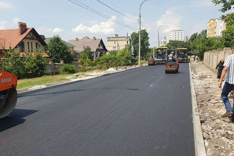 На столичной улице Яловень уложили новый асфальт.
