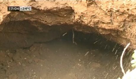 O femeie din Ştefan Vodă s-a pomenit cu o groapă adâncă de câţiva metri chiar lângă casă. 