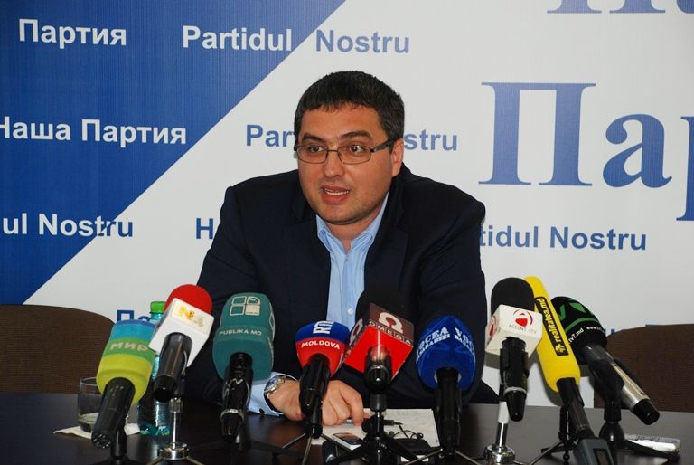 Усатый поведал журналистам о том, что представители ЛДПМ сегодня повсеместно «окучивают» его кандидатов в советники на местах и уговаривают их поучаствовать в сомнительных сделках.