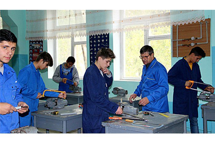В конкурсе по набору могут принять участие выпускники гимназий и средних школ.