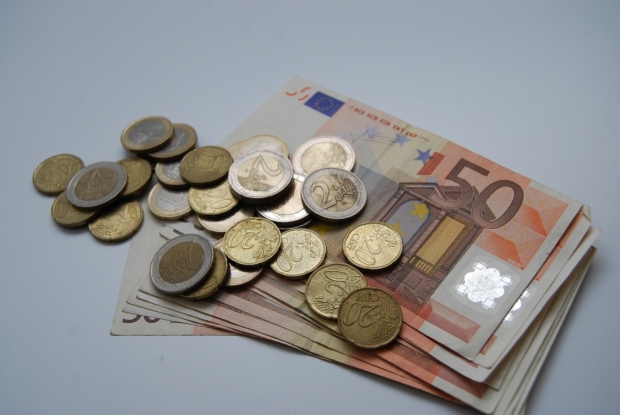 Cursul oficial stabilit de Banca Națională a Moldovei (BNM) pentru un euro este de 18,65 de lei, în scădere cu circa 15 bani comparativ cu ieri.